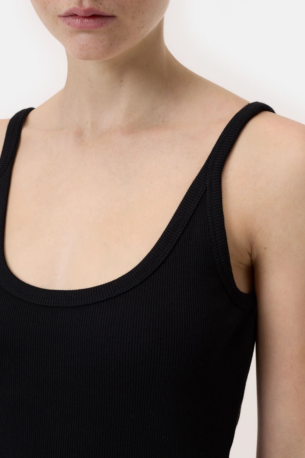 Closed Split Tank Top - Black