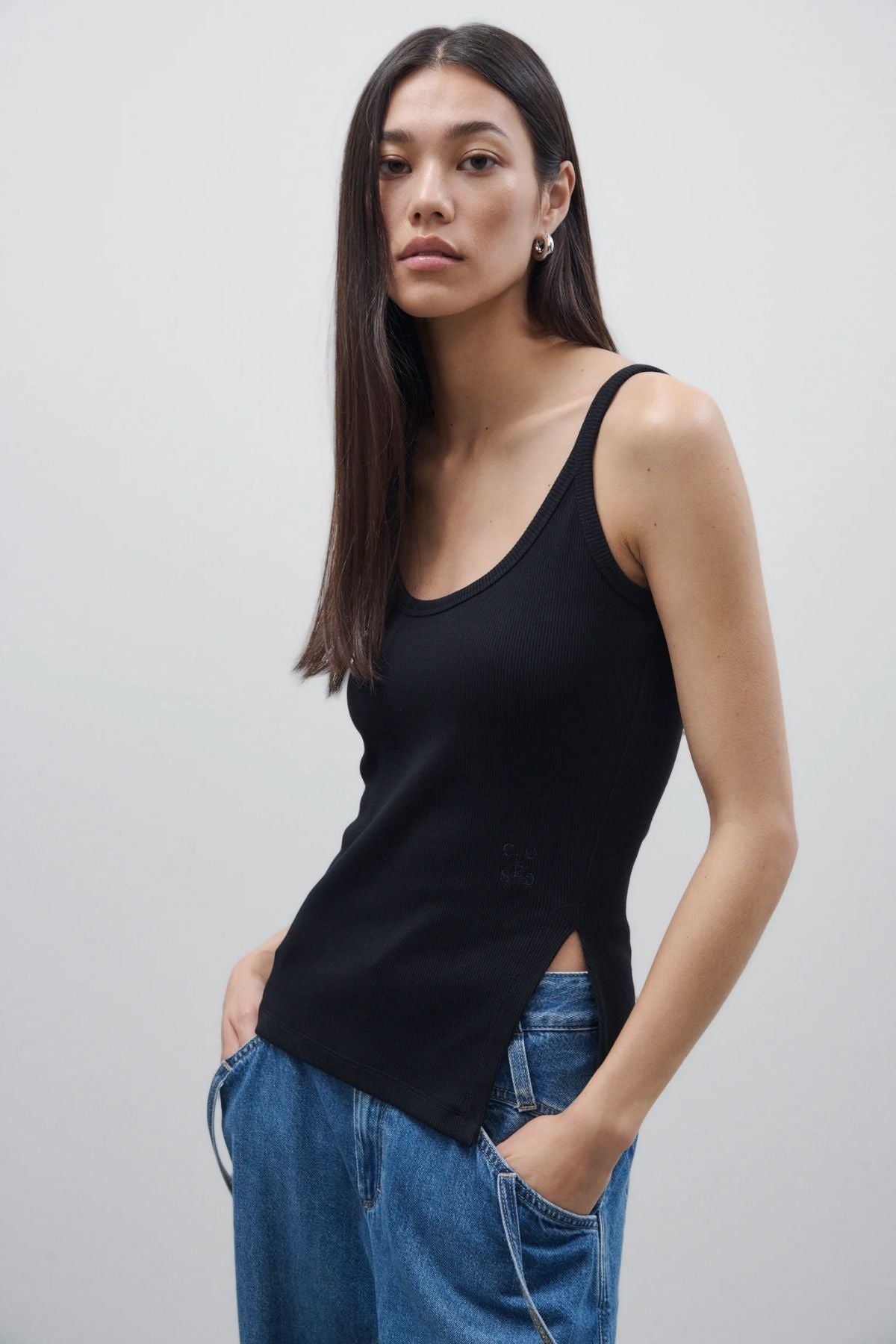 Closed Split Tank Top - Black